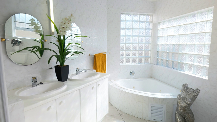 4 Bedroom Property for Sale in Middedorp Western Cape